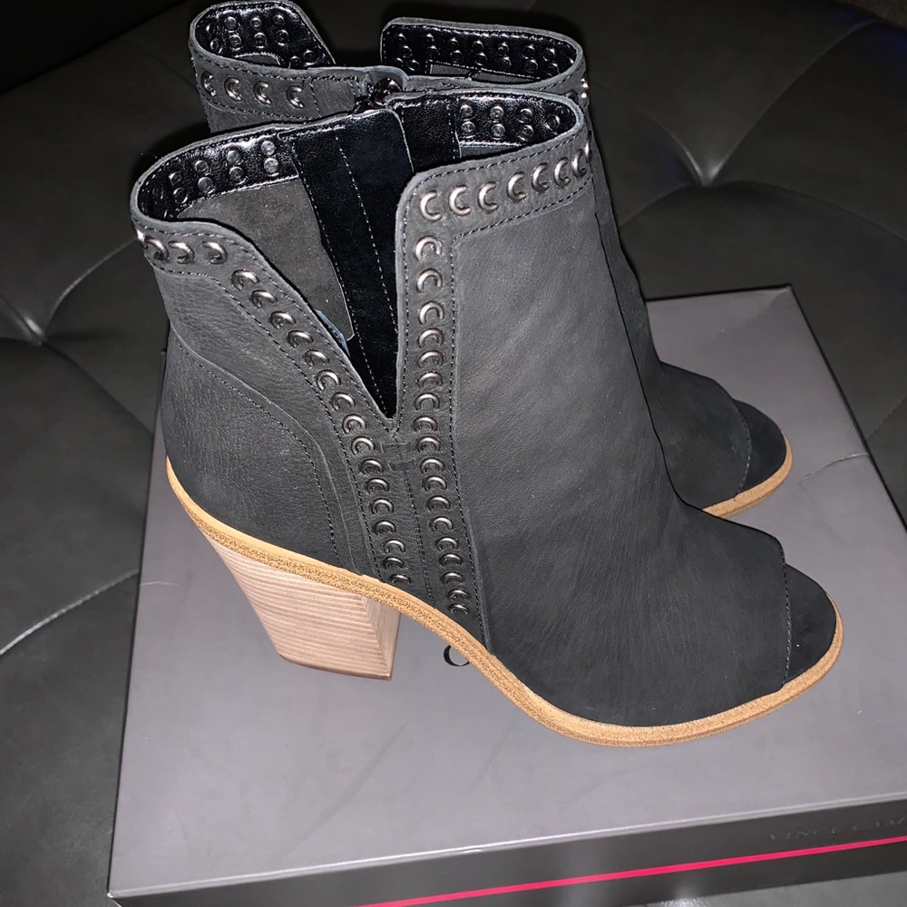 NEW IN BOX Vince Camuto Black Size 8